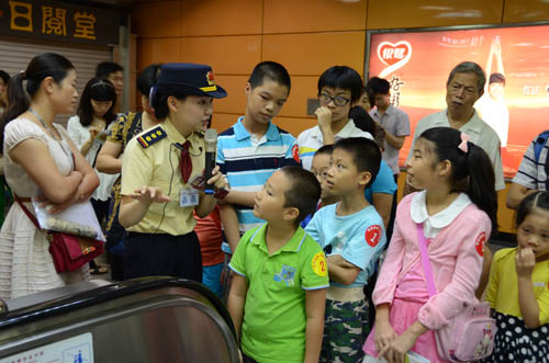 数十名小学生参观广州地铁 接受文明安全出行
