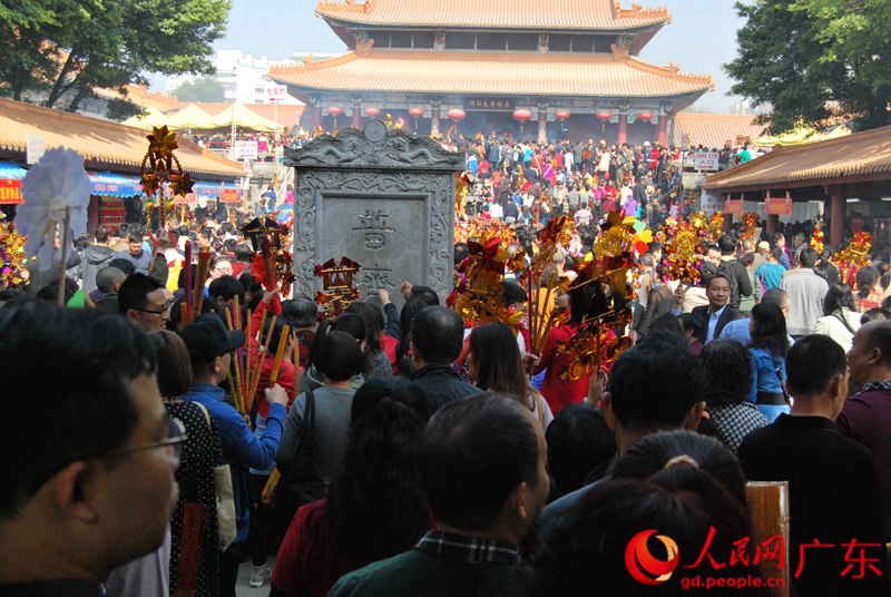 春节剪影:广州市民到黄大仙祠许愿祈福