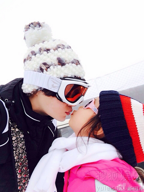 高晓松小19岁妻子回应借老公上位:嫁他时 他没