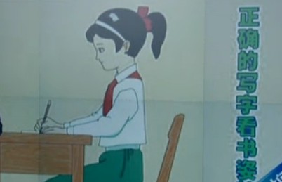【视频】小学教室课桌安栏杆 为防止学生近视