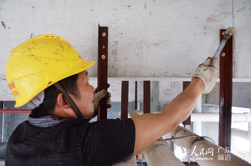 图片故事:建筑工地水电工的攀高作业