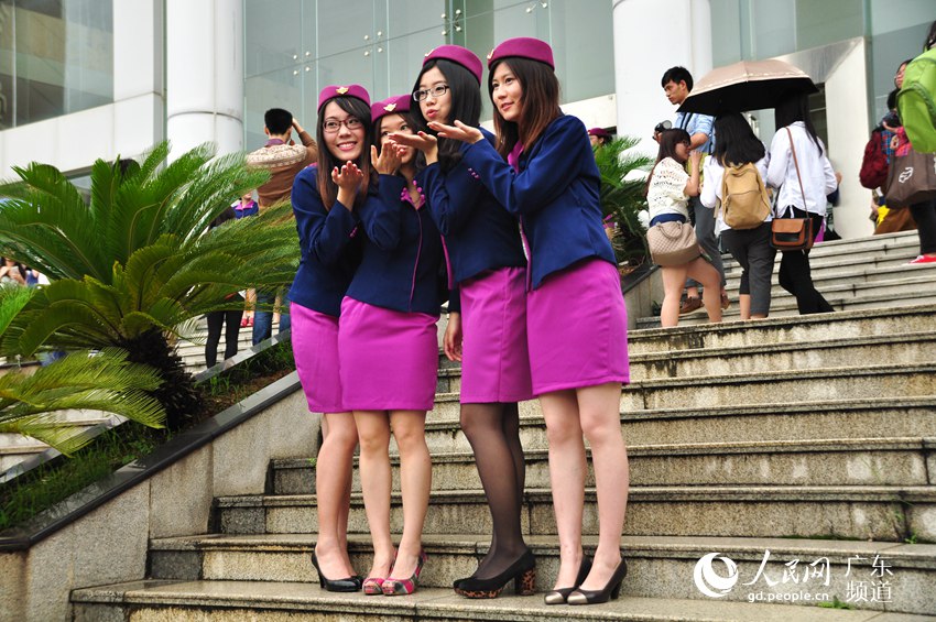 广州大学生扮空姐小丑上演创意耍酷毕业照