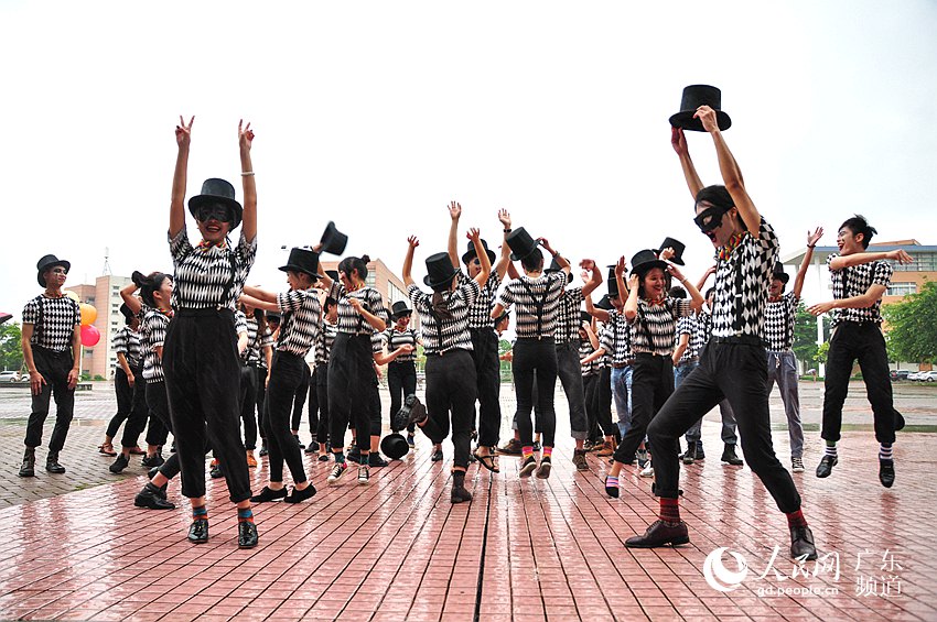广州大学生扮空姐小丑上演创意耍酷毕业照