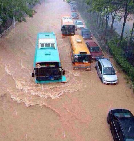 11日，深圳遭遇2008年以来最强降水，最大小时雨量达89.3毫米。深圳市街道积涝严重，大批汽车被水浸，交通严重受阻，深圳有些小区积水淹没1楼。