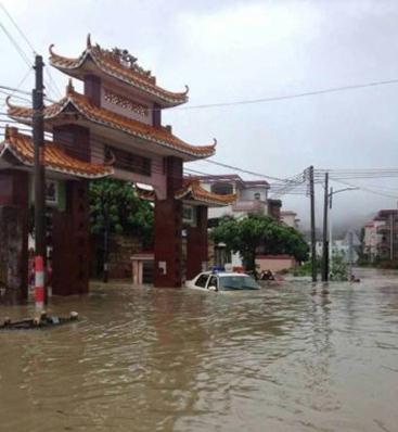 自5月8日以来，特大暴雨袭击台山。台山市端芬镇录得最大累积雨量834.2毫米，多处地方积水严重，水深齐腰，汽车半身淹没在水中。