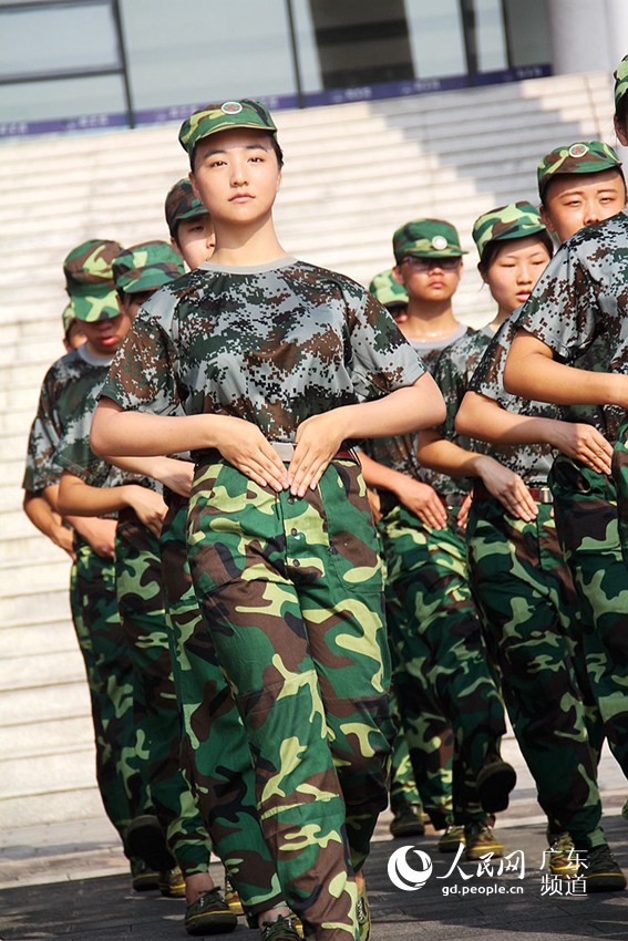 图片故事:广州大一花季女生的军训事儿