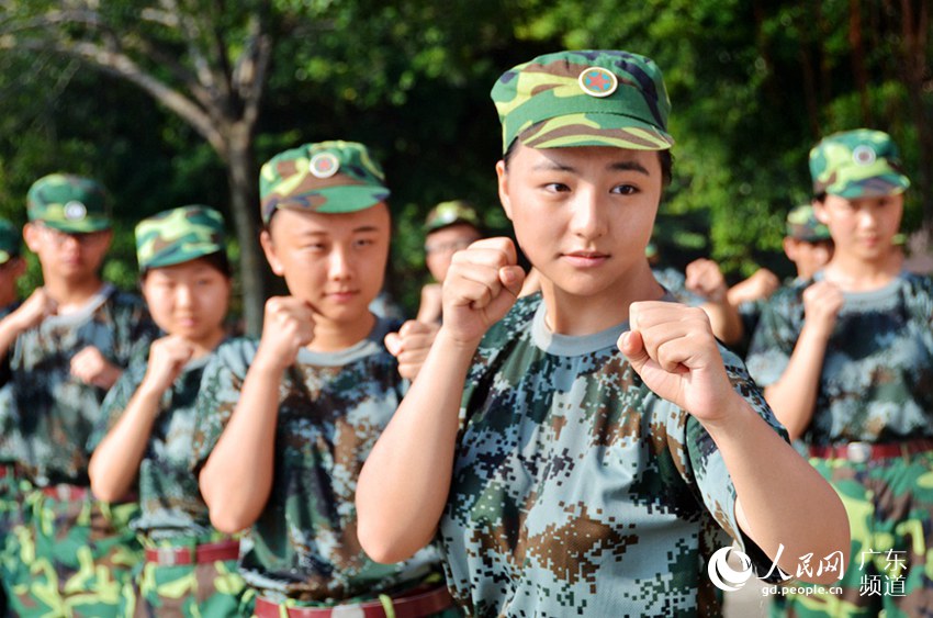 图片故事:广州大一花季女生的军训事儿