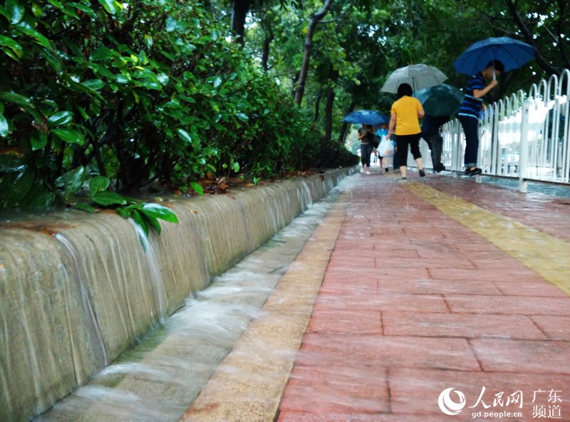 【组图】广州一天连升两级暴雨内涝响应 道路