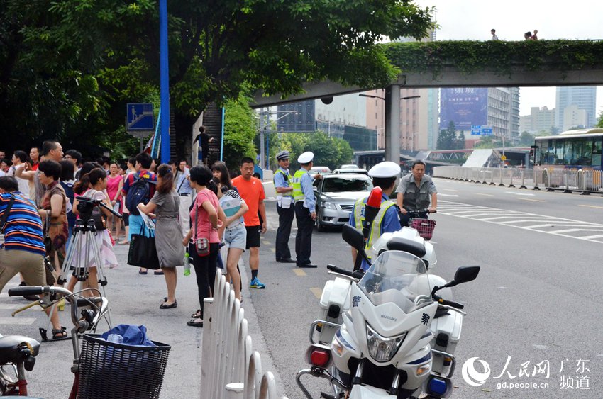 直击广东高考首日 初中女孩手举高考必胜牌打