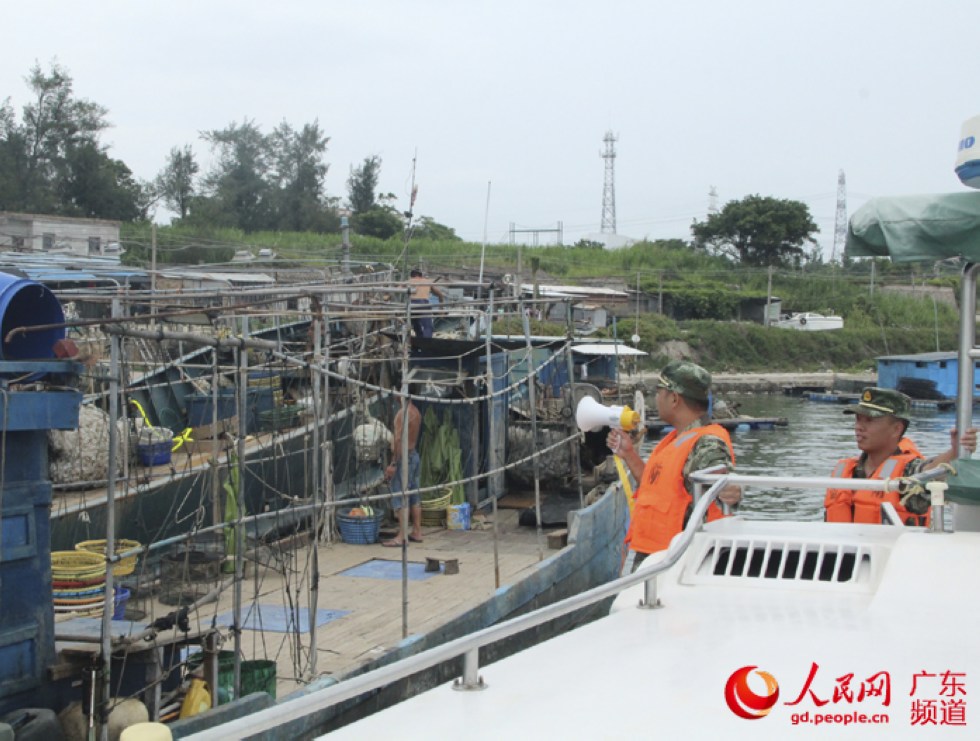广东边防官兵提醒渔民做好防台准备。