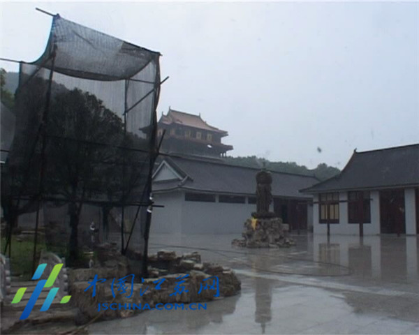 南京定林寺藏经楼内一名白衣男子<em>吊死</em>(图)--广