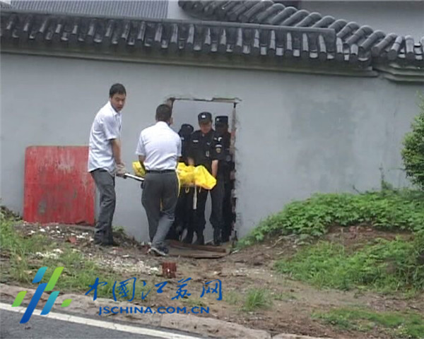 南京定林寺藏经楼内一名白衣男子<em>吊死</em>(图)--广
