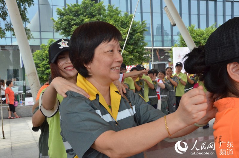 【组图】广州百名环卫工教你打扫卫生 携手市