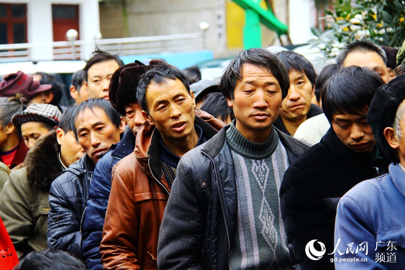 大推进毕节大方县帮扶工作 节前向贫困户发过节费