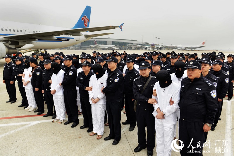 跨国电诈产业链:真人美女荷官诱惑 日均万人被骗
