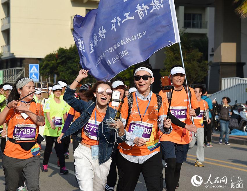 人民网阳江3月28日电(记者邓圩)广东省首个海岛环岛马拉松2016阳江海陵岛环岛国际马拉松赛于3月27上午8点准时开跑,来自10多个国家和地区以及全国30多个省份的1万多名跑友在如诗如画的海陵岛怀抱当中,感受大自然,挑战自我。 当天上午,海陵岛阳光明媚,蓝天白云,和风习习,在国家5A级景区海陵岛大角湾景区水上乐园门口举行了起跑仪式,来自世界各地的1万多跑友共同参与这一场马拉松嘉年华,人山人海,一派欢腾。在嘉宾的一声令下,跑友们精神抖擞,轻松自然地跨过起跑点,踏上海岛马拉松之旅,共同见证了海陵岛第