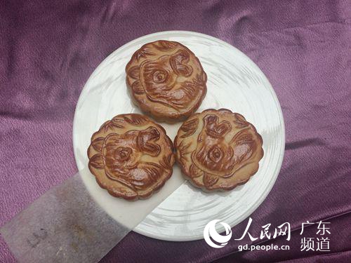 在穗外国友人DIY月饼领略中秋文化