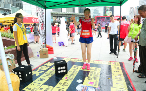 2017国际垂直马拉松广州赛开赛 男子冠军一分
