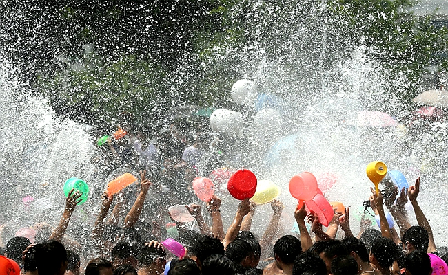 廣東連山民眾歡度“七月香”壯家戲水節