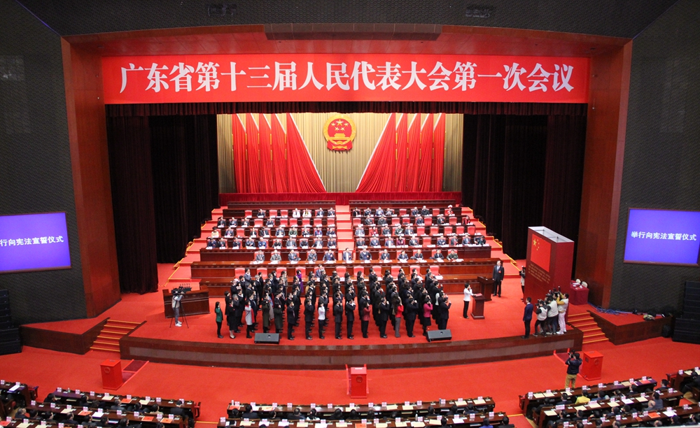 廣東省第十三屆人大常委會組成人員向憲法宣誓。劉遠忠 攝