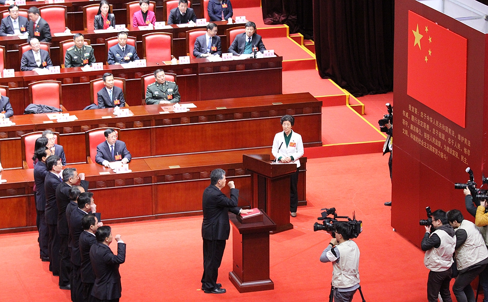 廣東省十三屆人大一次會議閉幕，新一屆省政府領導班子向憲法宣誓。劉遠忠 攝