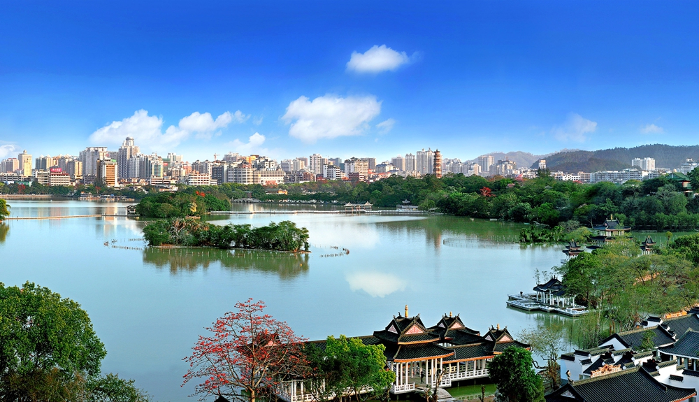 国家级风景名胜区惠州西湖，素有“中国西湖三十六，唯惠州足并杭州”之誉。