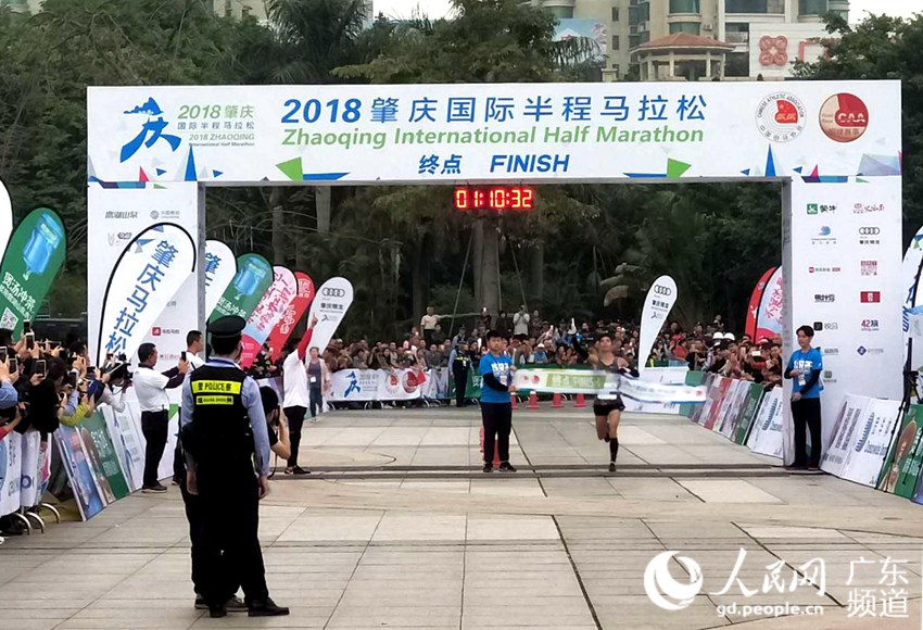 2018肇庆半程马拉松赛开跑 万余选手欢跑山水