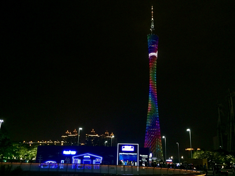 廣州塔上出現“智慧能源點亮美好生活”