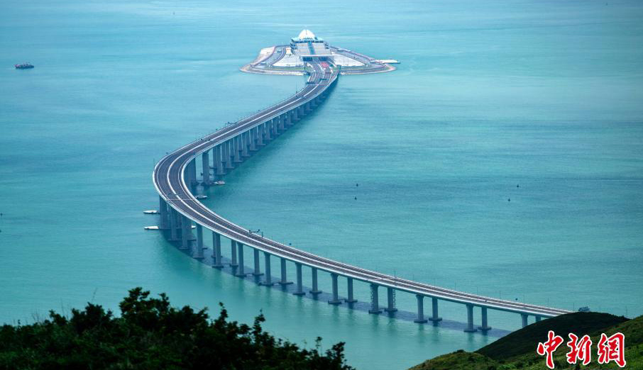 從香港大嶼山遠眺港珠澳大橋。中新社記者 張煒 攝
