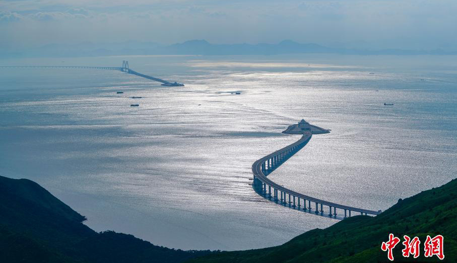 港珠澳大橋主橋和香港連接線猶如兩條巨龍遙相呼應。中新社記者 張煒 攝