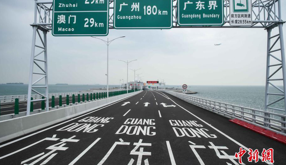 港珠澳大橋路面標識清晰。中新社記者 麥尚旻 攝