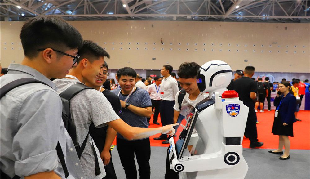 智能互動機器人吸引了眾多市民關注和體驗。 關鴻基 攝