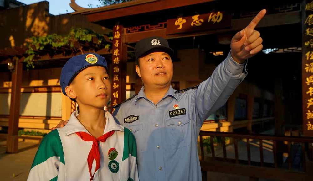 廣州海珠區南華西派出所發起“少年警隊”，加強青少年法制教育。