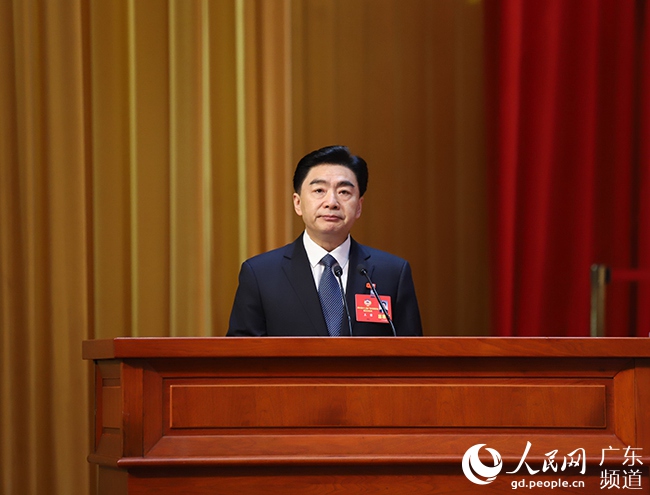 1月12日,广东省政协主席王荣作广东省政协常委会工作报告.