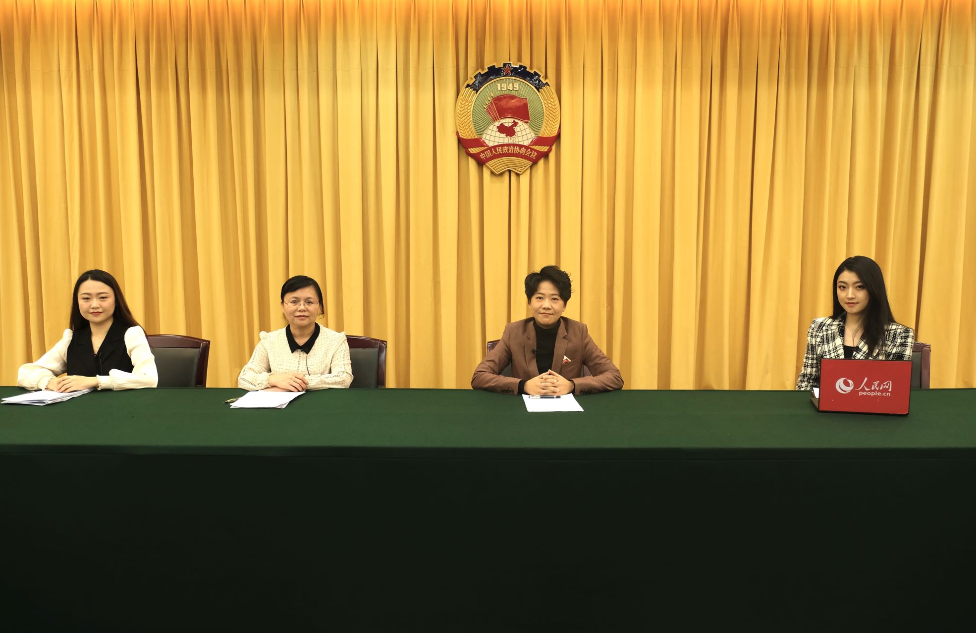 黄阳华（左二），立思璇（左一），柯佳妮（右二）做客人民网广东频道《界别圆桌汇》。人民网 马晓楠摄