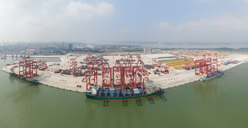 这是7月28日拍摄的广州港南沙港区四期全自动化码头（无人机全景照片）。新华社记者 邓华 摄