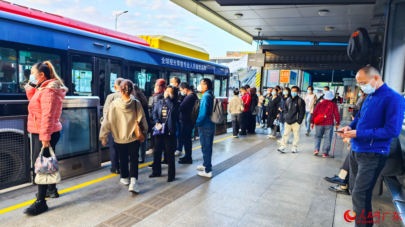 12月8日，廣州市天河區棠下村BRT公交站的早高峰。朴馨語 攝