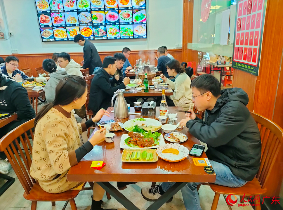 12月6日，在廣州市天河區科新路的一家北方風味餐館，菜香四溢，一片熱鬧的景象。王雅蝶 攝