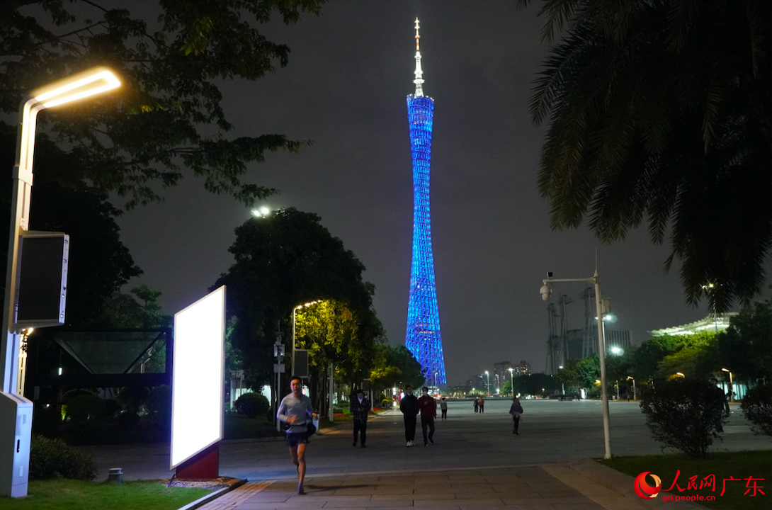 12月6日，在广州市花城广场，广州塔格外亮眼，“夜跑族”“散步族”纷纷来到这里。王雅蝶 摄