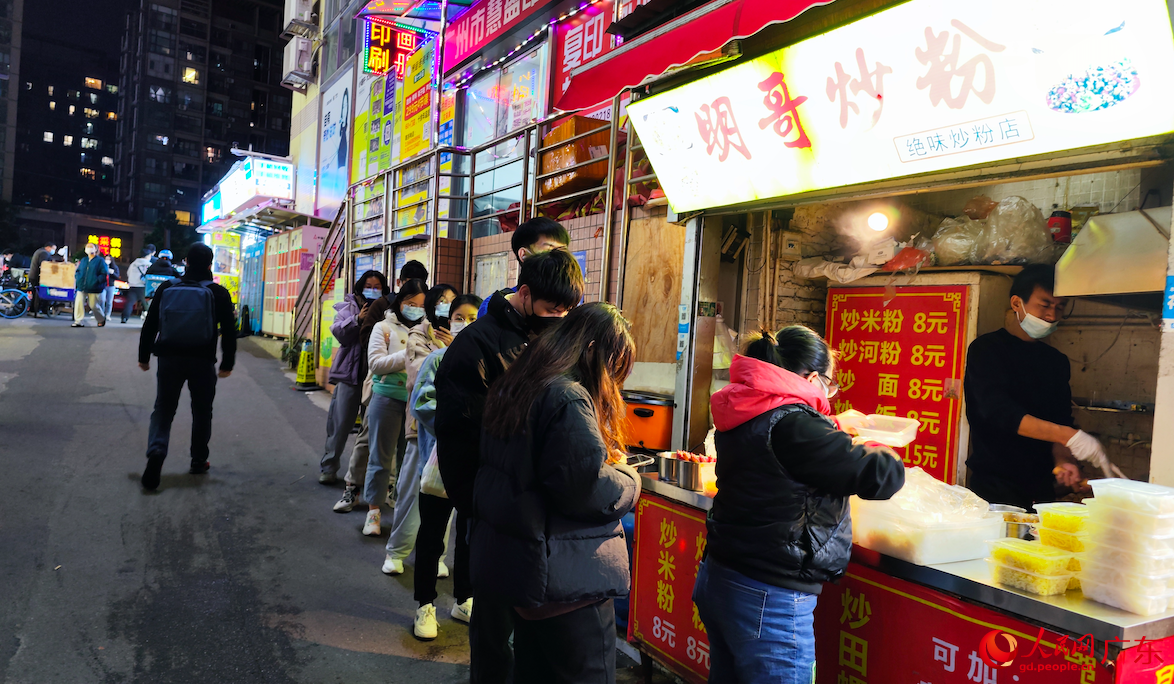 12月6日，在廣州市天河區車陂村，夜歸的市民正在買晚飯。朴馨語 攝