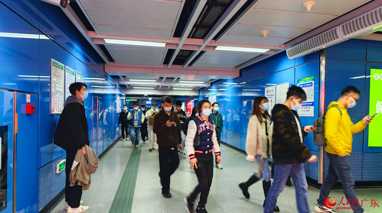 12月6日，在廣州市車陂地鐵站C口，忙碌一天的“打工人”下班回家。朴馨語 攝