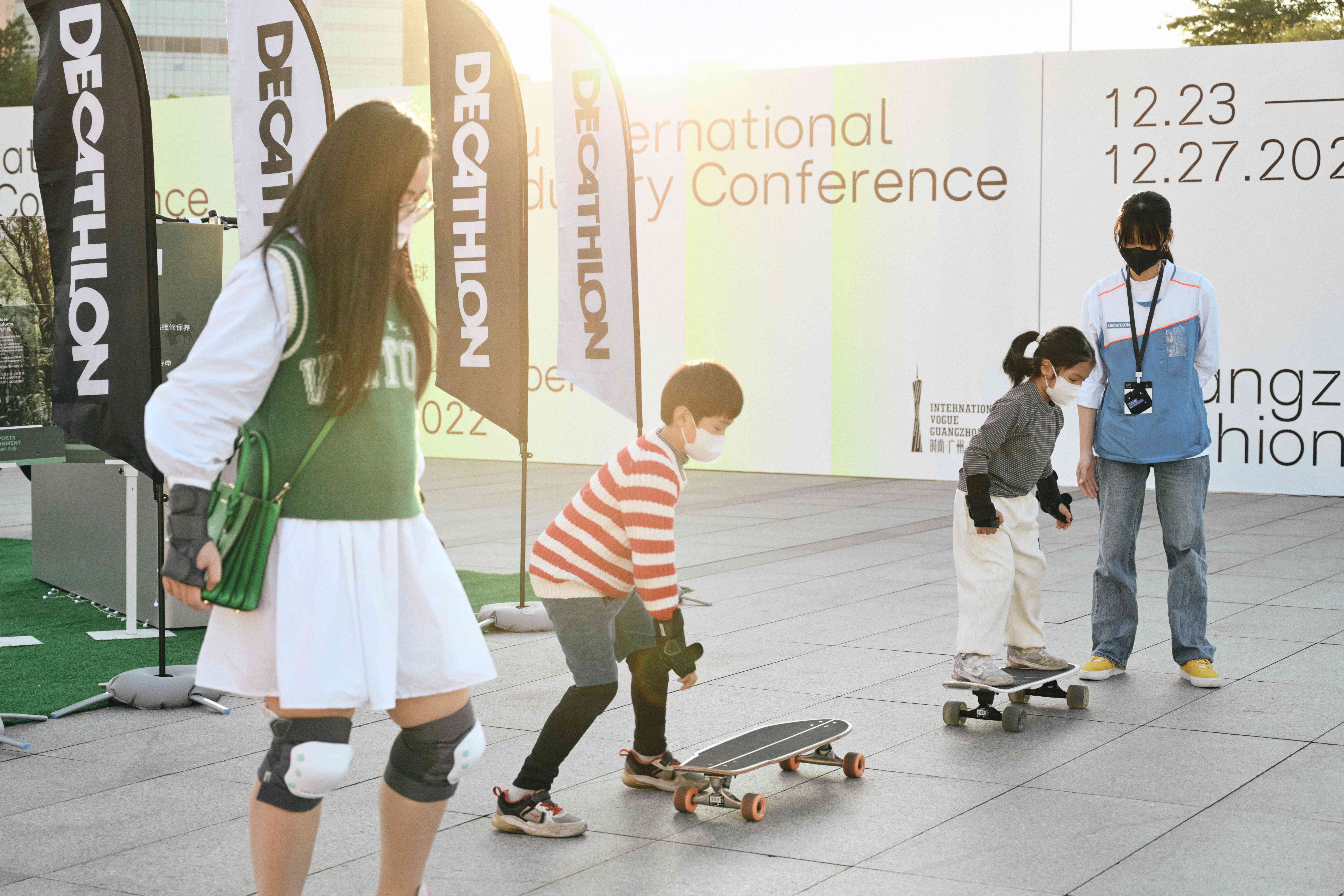 青少年们在大会现场体验滑板，让绿色出行成为新风尚。大会主办方供图