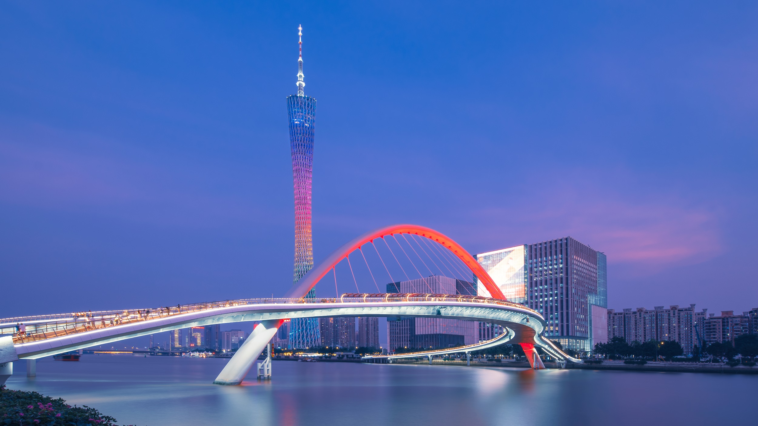 广州塔和海心桥。供图：广州市文化广电旅游局