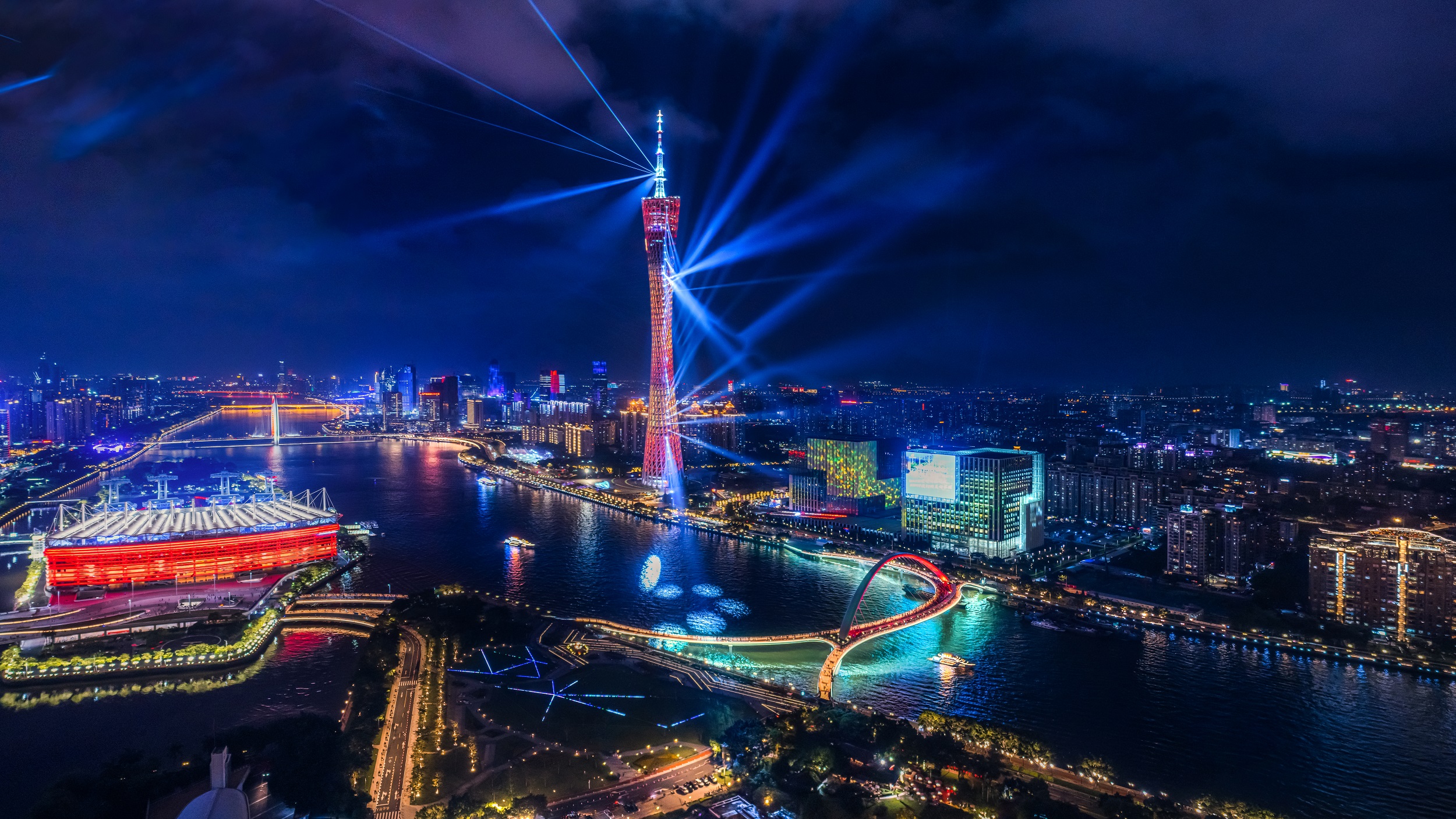 珠江两岸举办灯光秀下的广州塔。程贺彬 摄