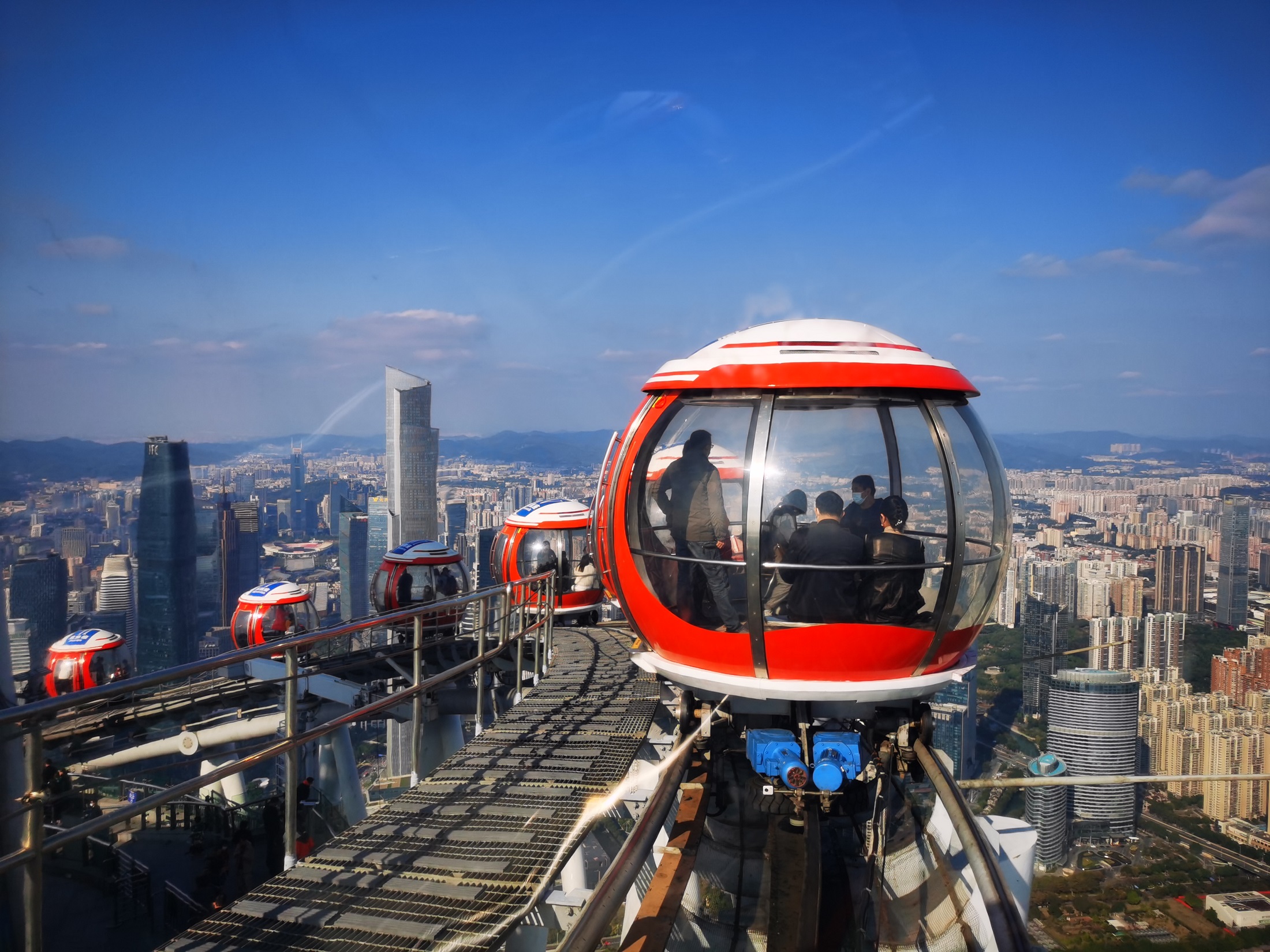 游客正在乘坐廣州塔上的摩天輪。供圖：廣州市文化廣電旅游局