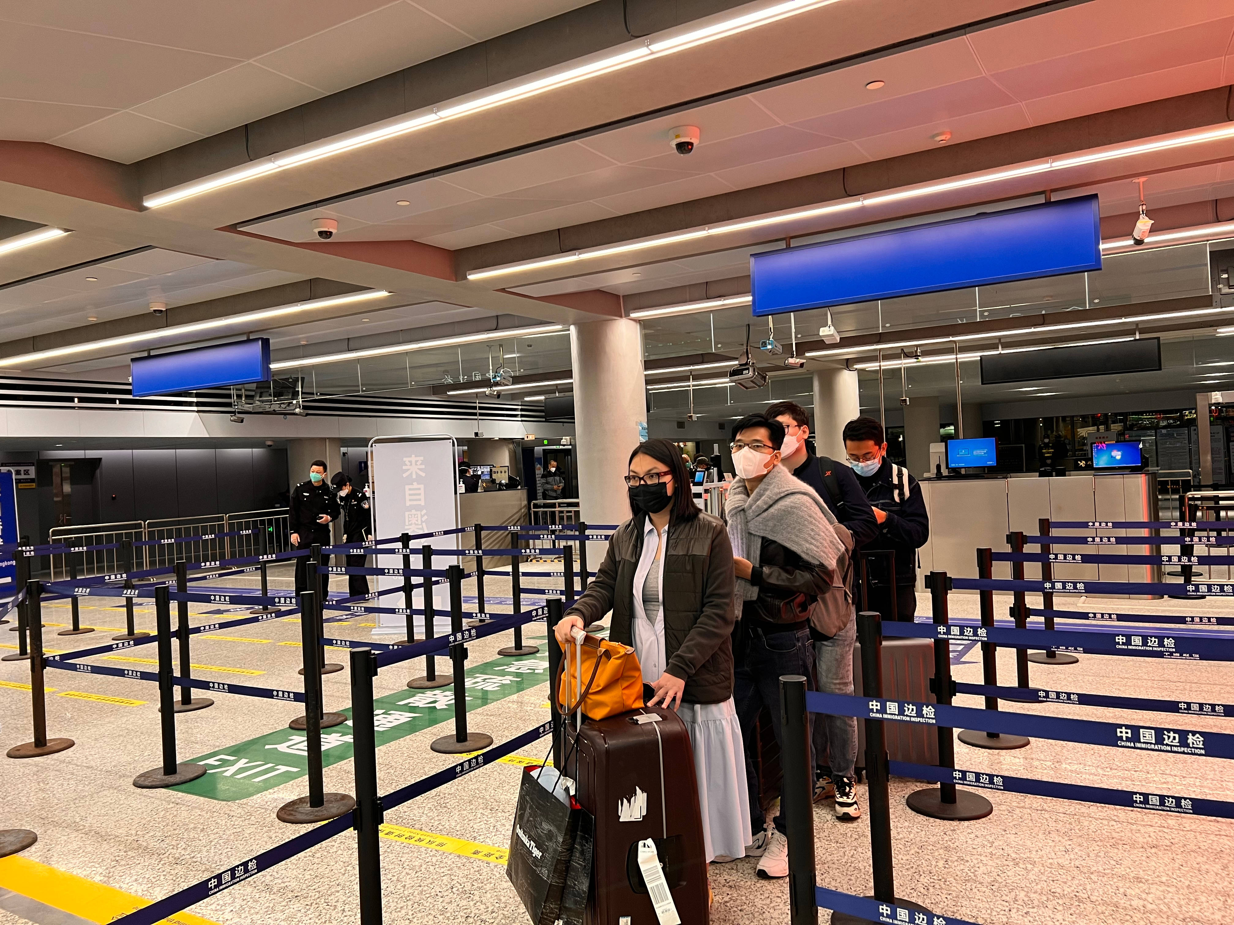 1月8日凌晨，港珠澳大橋珠海公路口岸迎來首批香港入境旅客。珠海邊檢站供圖