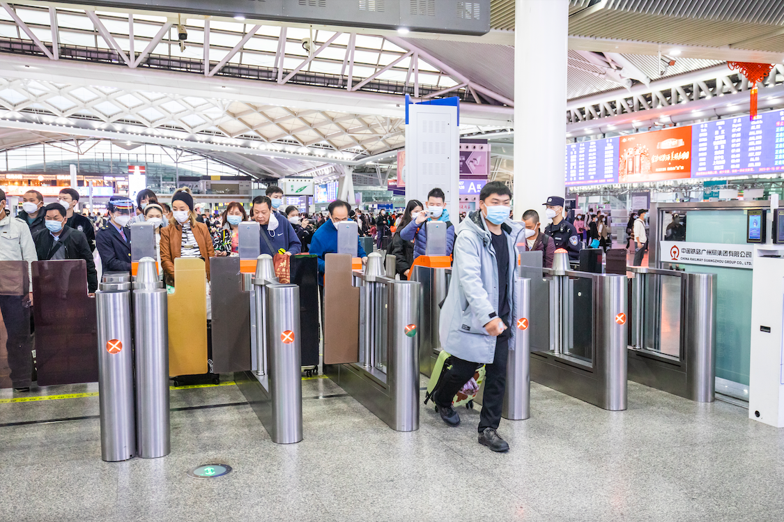 1月15日，旅客在廣州南站驗票，准備搭乘高鐵復興號前往香港。富嘉俊 攝