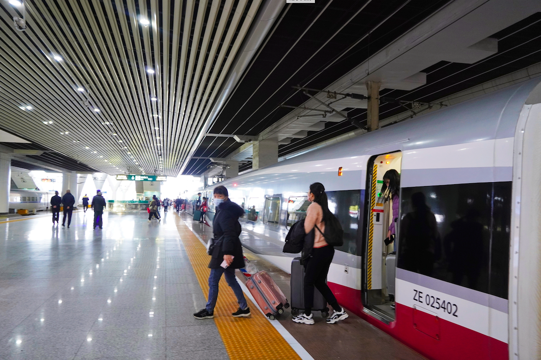 1月15日，第一批乘坐港鐵動感號前往廣州的旅客在廣州南站下車。王雅蝶 攝