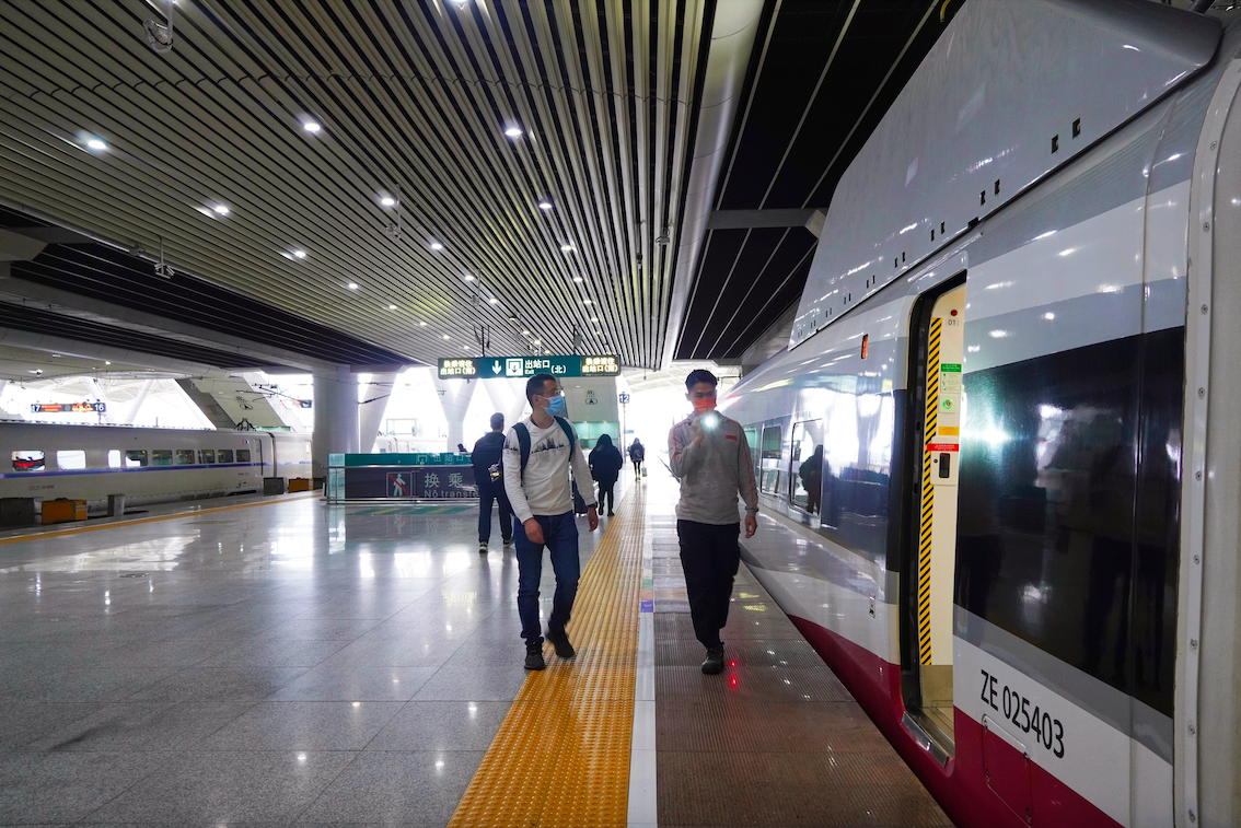 1月15日，港鐵動感號隨車機械師正在檢查高鐵情況，保障旅客安全出行。王雅蝶 攝