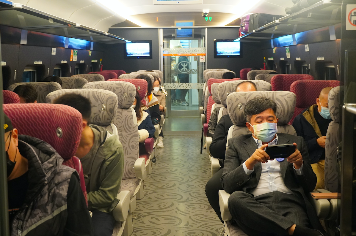 1月15日，旅客從廣州南站搭乘港鐵動感號前往香港。王雅蝶 攝